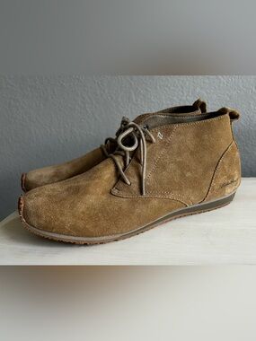 Eddie Bauer women’s Brown Suede Chukka Boots/booties. Size 9.5, NWOT